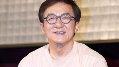 Jackie Chan Tiba di Indonesia, Tolak Dipayungi Petugas Bandara dan Tuai Pujian