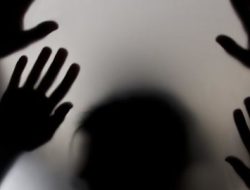 Tragedi di Balik Pintu Rumah: Pelajar SMA Setubuhi Adik Temannya yang Masih Kecil