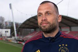 Ajax Akhiri Kerja Sama dengan John Heitinga Setelah Hasil Buruk